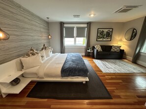 House, 1 Bedroom - Very Cool 1 Bed/1 Bath In Downtown Pelham St - Unit 7 1 Bedroom Home (Newport)