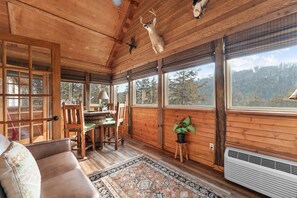 Cabaña, 2 habitaciones | Área de sala de estar