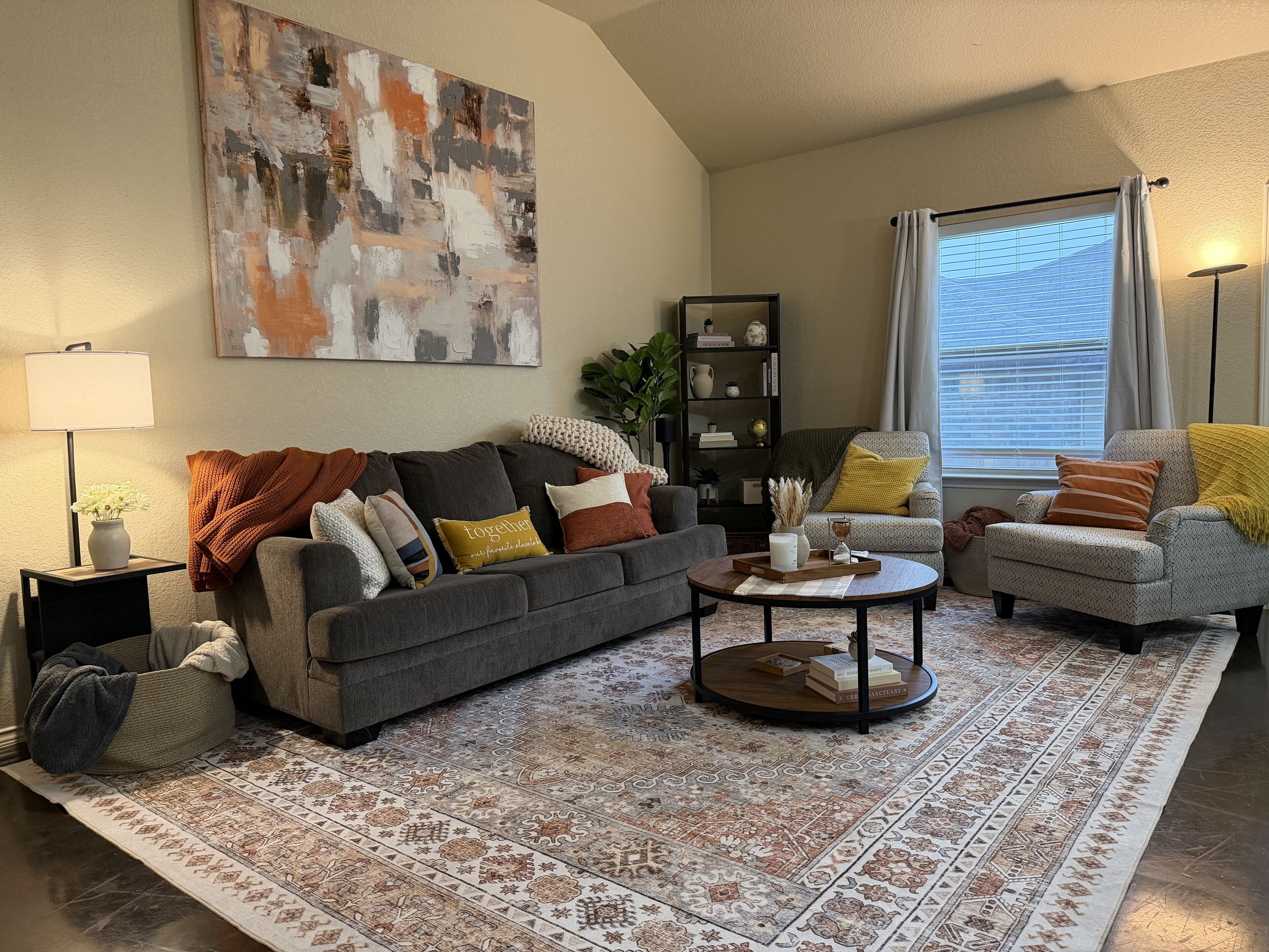 Dúplex, 3 habitaciones | Zona de estar | Una Smart TV, servicios de streaming