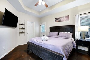 Toetasjesleilighet, 3 soverom | 3 soverom, skrivebord for bærbar PC og strykejern/-brett