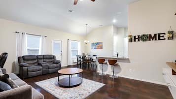 Duplex, 3 Bedrooms | Living area | Smart TV, streaming services