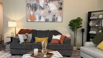 Dúplex, 3 habitaciones | Área de sala de estar | Smart TV y servicios de streaming