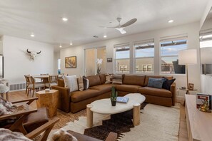 Living area - Into The Canyon 3 Bedroom Condo (St. George)