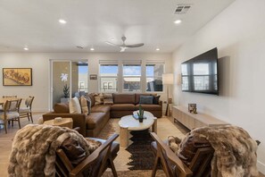 Condo, 3 quartos | Área de estar | Smart TV