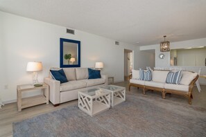 Living area - Shoreline Towers 1045 2 Bedroom Condo (Destin)
