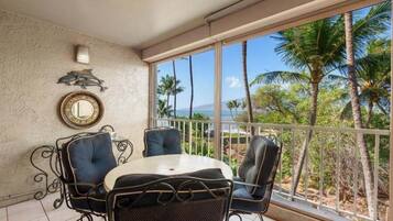 Condo, 2 Bedrooms | Dining