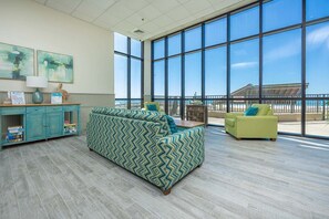 Condo, 2 quartos | Área de estar