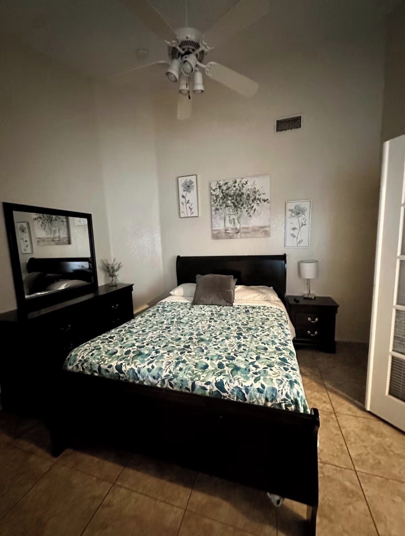 3 多间卧室、熨斗/熨衣板、免费 WiFi、床单