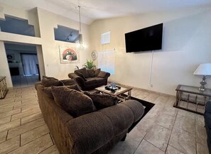 Smart TV, fireplace - Wonderful 3-bedroom house with Pool and garage Las Vegas (North Las Vegas)