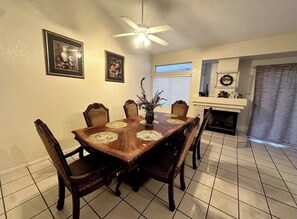 Dining - Wonderful 3-bedroom house with Pool and garage Las Vegas (North Las Vegas)