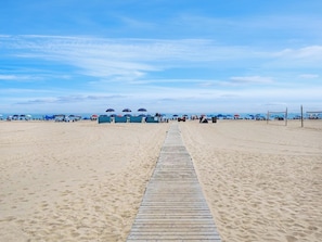 On the beach - Oceanfront Second Floor Condo on the Boardwalk with Pool. Steps from the Ocean! El Capitan 204 (Ocean City)