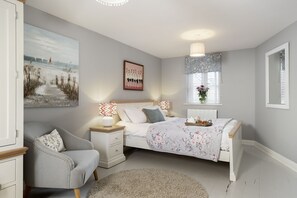 4 bedrooms, desk, iron/ironing board, travel cot
