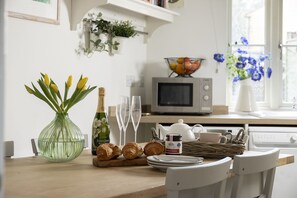 Dining - Appledore Cottage  - Comfy and cosy dog friendly holiday home in the Cotswolds (Andoversford)