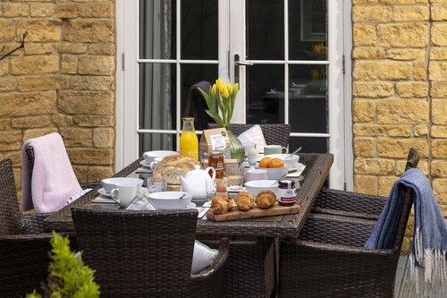 Appledore Cottage  - Comfy and cosy dog friendly holiday home in the Cotswolds