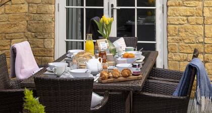 Appledore Cottage - Comfy and cosy dog friendly holiday home in the Cotswolds