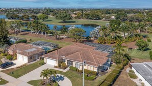 Un quartiere residenziale con case, un campo da golf e un lago.