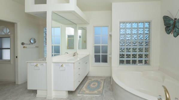 Hair dryer, towels - 1338 Jamacia Road - situated on the exclusive Island Country Club golf course. (Marco Island)