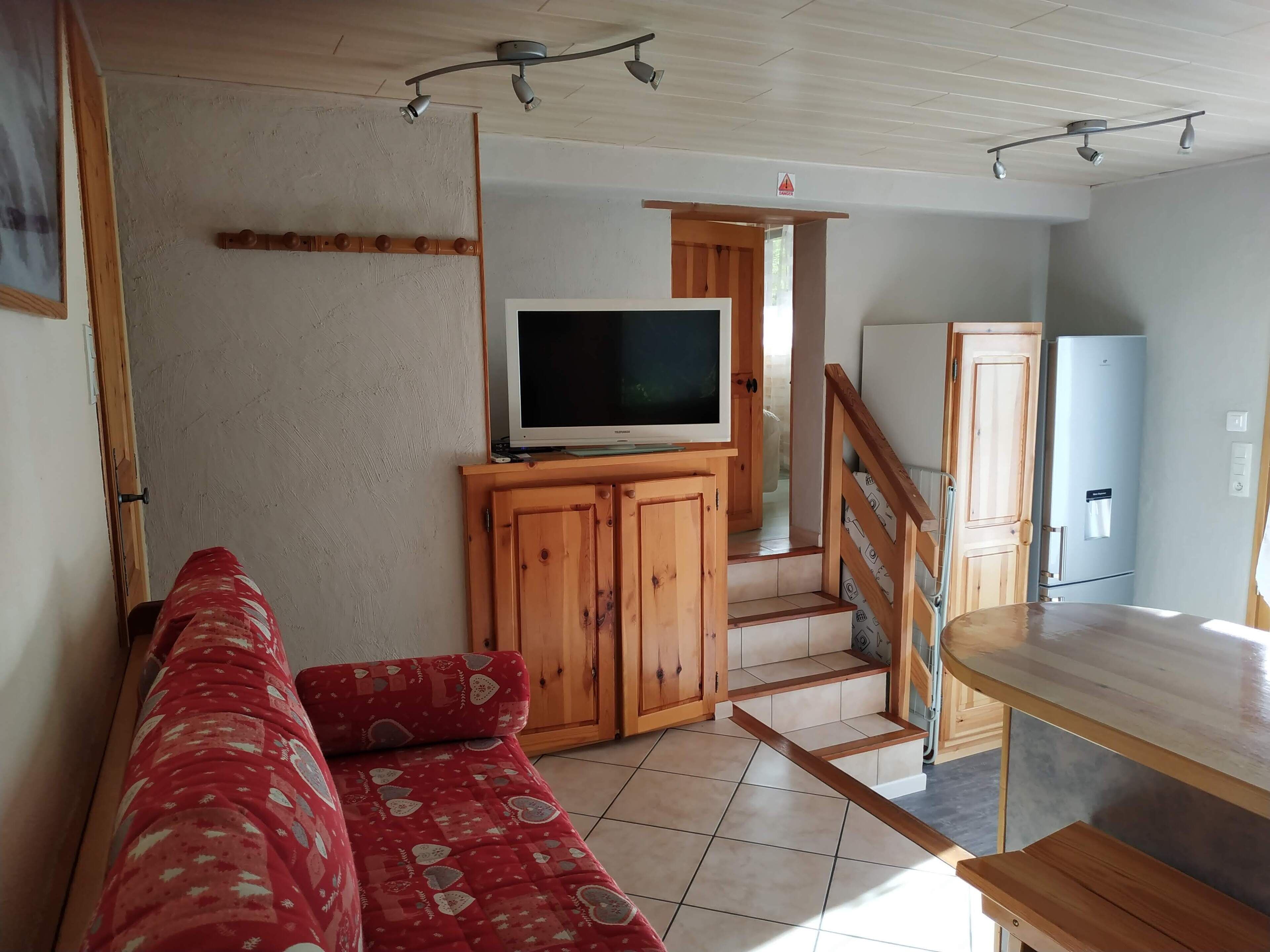 Televisor, taula de tennis de taula i videoteca 