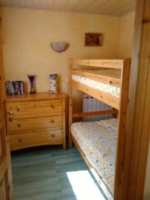 2 slaapkamers, een strijkplank/strijkijzer, gratis wifi, beddengoed