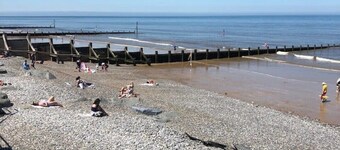 Norfolk coast large  5 bedroom  house,10 beds sleeps 14 enclosed garden,parking