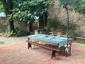 Outdoor dining - Charming family winegrower's house in the center of Marseillan, sleeps 12 (Marseillan)