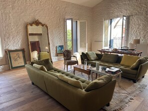 Living area - Charming family winegrower's house in the center of Marseillan, sleeps 12 (Marseillan)