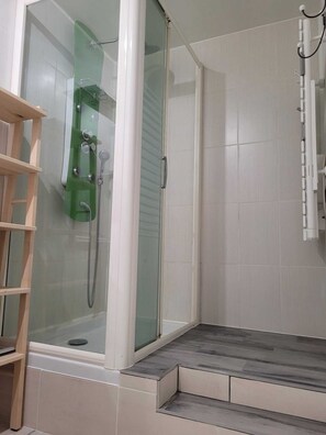 Ducha, secador de pelo, papel higiénico