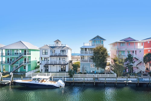 🛥️🌴Canal-Front w/ Boat Dock | Two Primary Suites | Blue Heron Hideout
