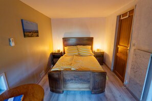 3 bedrooms, iron/ironing board, Internet, bed sheets - Le bergerie, charming house with large garden (Surtainville)