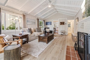 Smart TV, fireplace - 4000 Light Above the Sea - Near Downtown Carmel (Carmel)