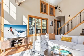 TV, fireplace - Secluded Alpine Getaway Minutes from Breckenridge (Blue River)