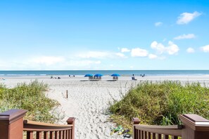 On the beach - Condo with Ocean Views & Private Balcony, Near Pier (Garden City Beach)