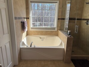Hair dryer, towels, soap, toilet paper - Modern Southern Charm managed by the REZORT group (Riverdale)