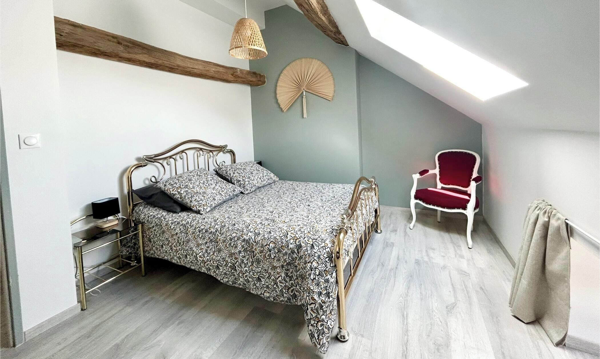 Silitysrauta/-lauta, Wi-Fi, vuodevaatteet