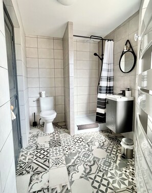 Suihku, hiustenkuivaaja, pyyhkeet, saippua