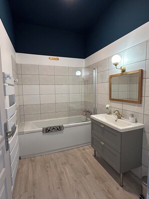 Douche, sèche-cheveux, serviettes fournies, savon