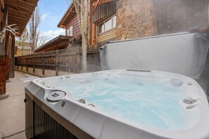 Outdoor spa tub - Town Center Retreat | Hot Tub | Grill | 10 min to resort (Big Sky)