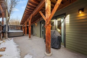 Terrace/patio - Town Center Retreat | Hot Tub | Grill | 10 min to resort (Big Sky)