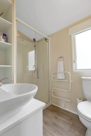 Dusche, Haartrockner, Handtücher, Shampoo