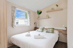 3 bedrooms, iron/ironing board, travel cot, WiFi - Near Pool & Beach| Starlink Wi-Fi |3BR Seton Sands (Port Seton)