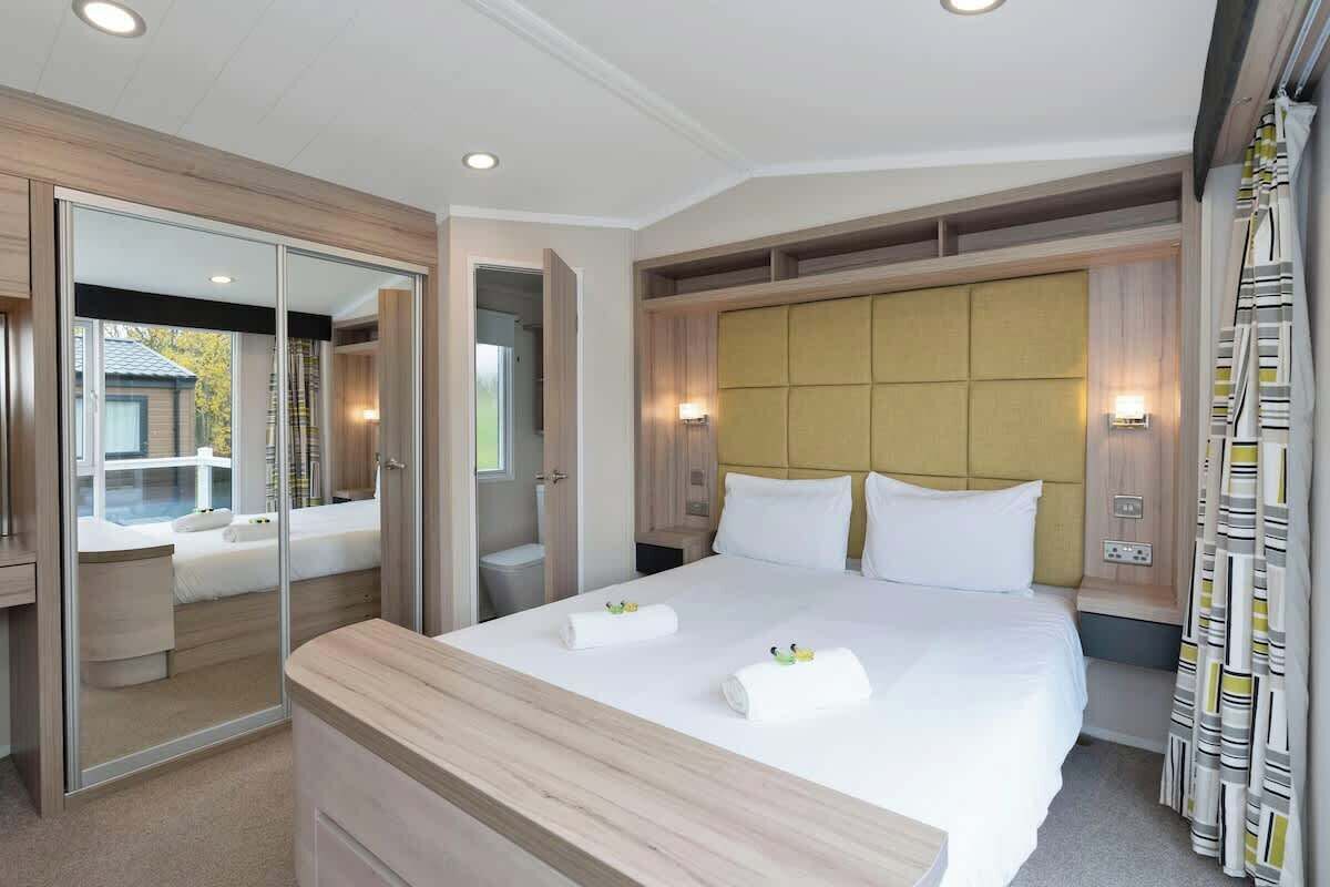 2 slaapkamers, een bureau, een strijkplank/strijkijzer, reisbedje