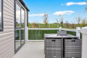 Outdoor dining - Seton Sands Kingsbarns Retreat - 2BR Luxury Lodge - Sleeps 6 (Port Seton)