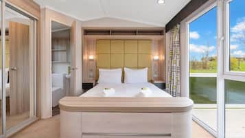 2 bedrooms, desk, iron/ironing board, travel cot