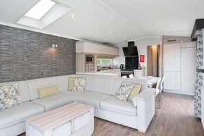TV, stereo, offices - Seton Sands Kingsbarns Retreat - 2BR Luxury Lodge - Sleeps 6 (Port Seton)