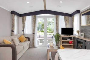 TV, fireplace, stereo, offices - Seton Sands wentworth luxury lodge - 2 Beds Sleeps 6 with starlink (Port Seton)