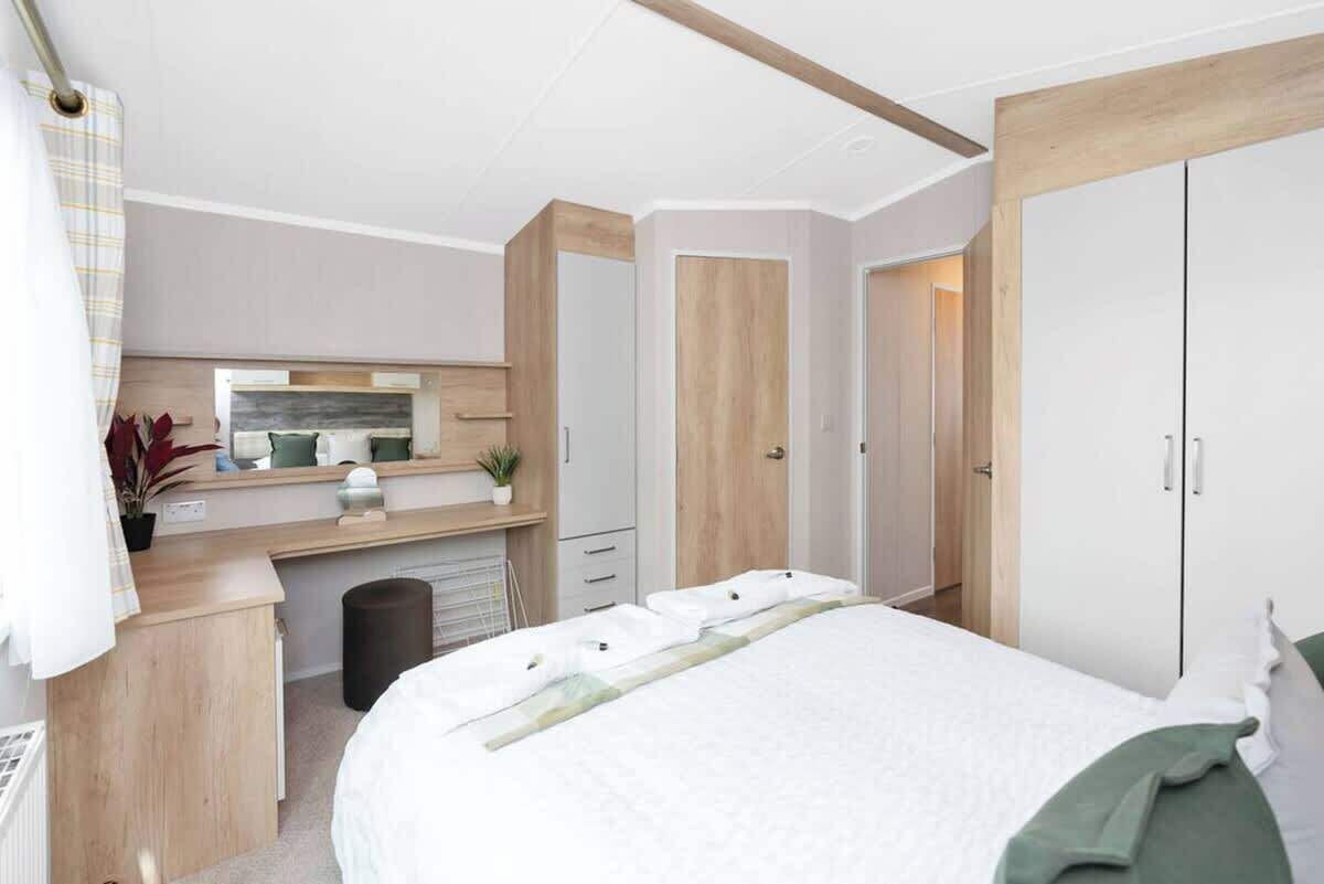 2 bedrooms, travel cot, WiFi, bed sheets