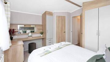 2 bedrooms, travel cot, WiFi, bed sheets