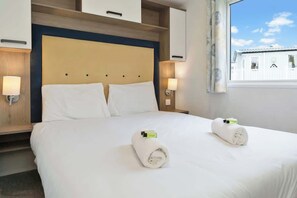 3 quartos, escrivaninha, ferros/tábuas de passar roupa, berço de viagem