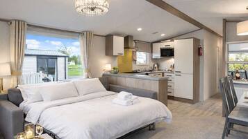 3 bedrooms, desk, iron/ironing board, travel crib