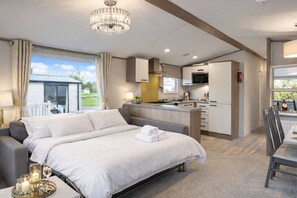 3 bedrooms, desk, iron/ironing board, travel crib